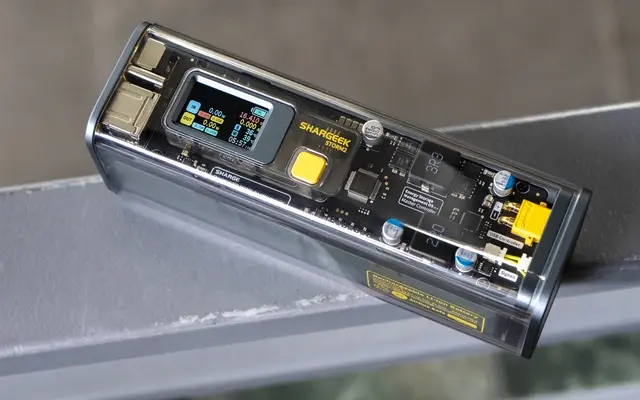 Sạc dự phòng trong suốt giá 5,2 triệu đồng