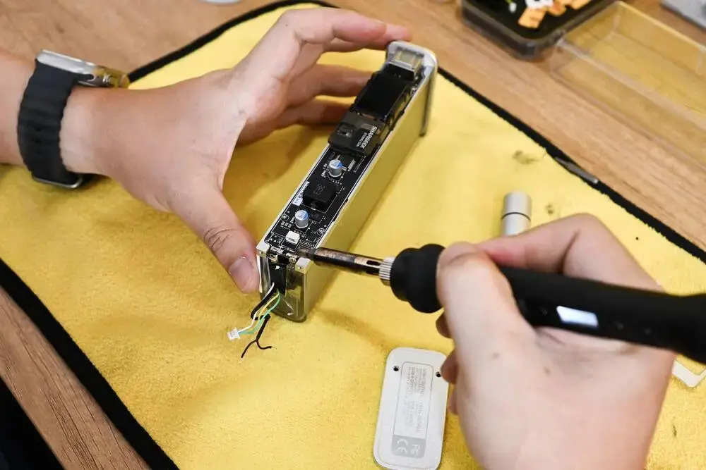 chia sẻ quá trình thay màu pin cho storm 2 slim