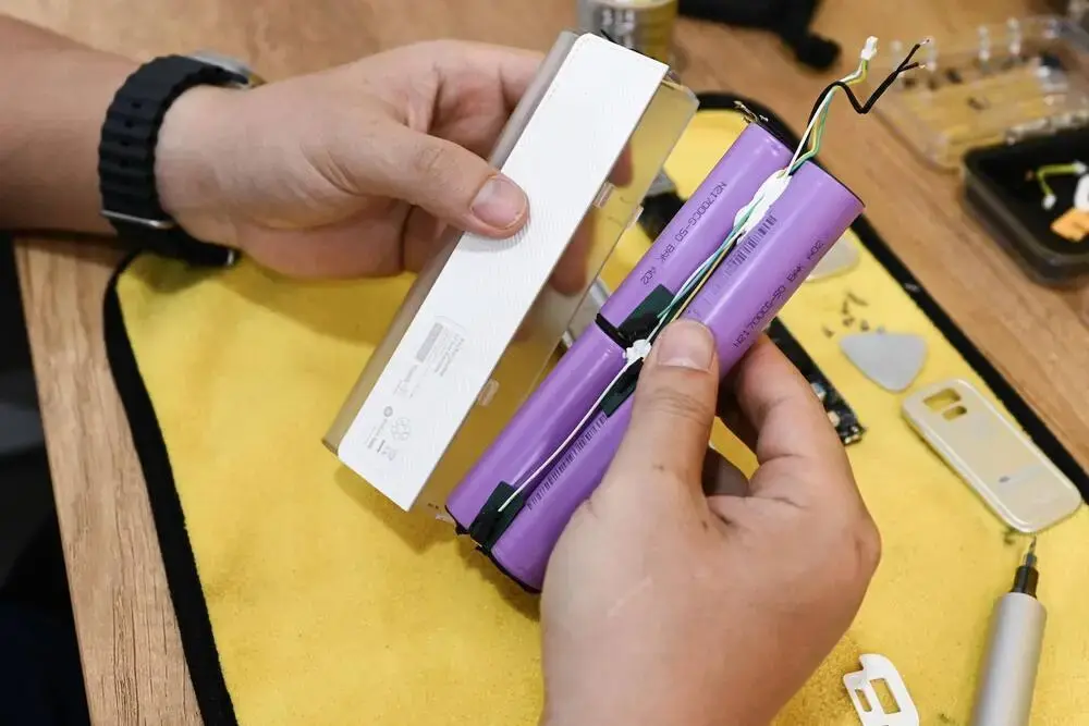 chia sẻ quá trình thay màu pin cho storm 2 slim