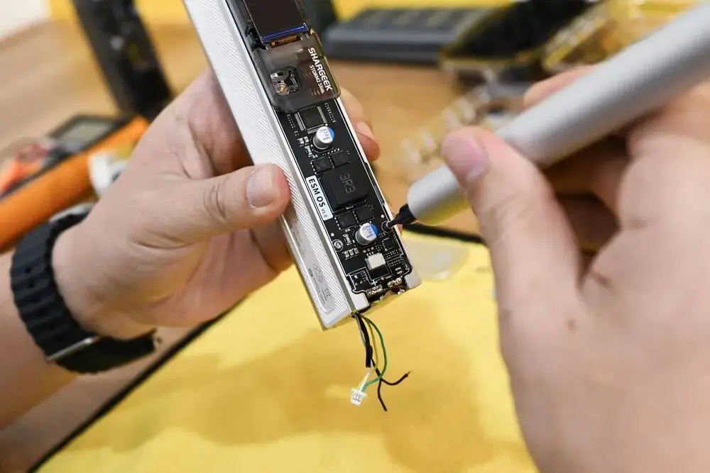 chia sẻ quá trình thay màu pin cho storm 2 slim