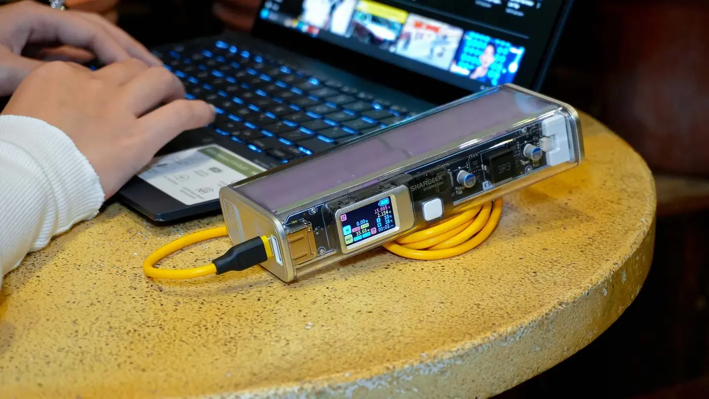trên tay pin sạc dự phòng shargeek storm 2 slim - mỏng nhưng vẫn “khỏe”, thay thế được cell pin
