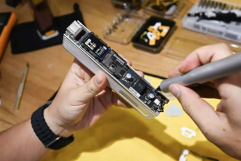 chia sẻ quá trình thay màu pin cho storm 2 slim