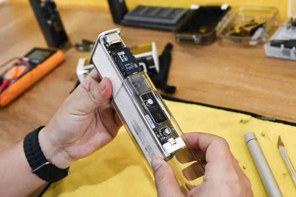 chia sẻ quá trình thay màu pin cho storm 2 slim