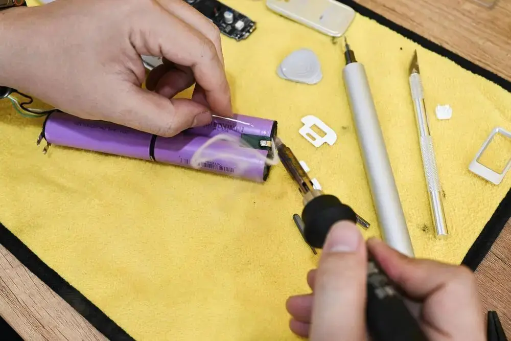 chia sẻ quá trình thay màu pin cho storm 2 slim