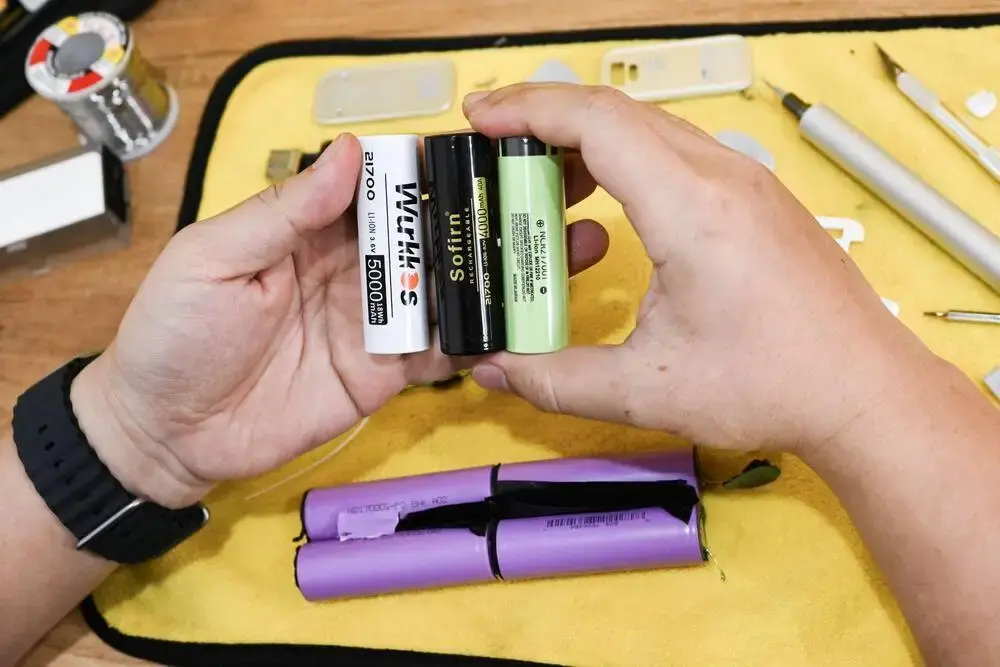 chia sẻ quá trình thay màu pin cho storm 2 slim