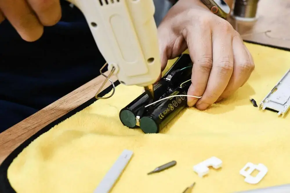 chia sẻ quá trình thay màu pin cho storm 2 slim