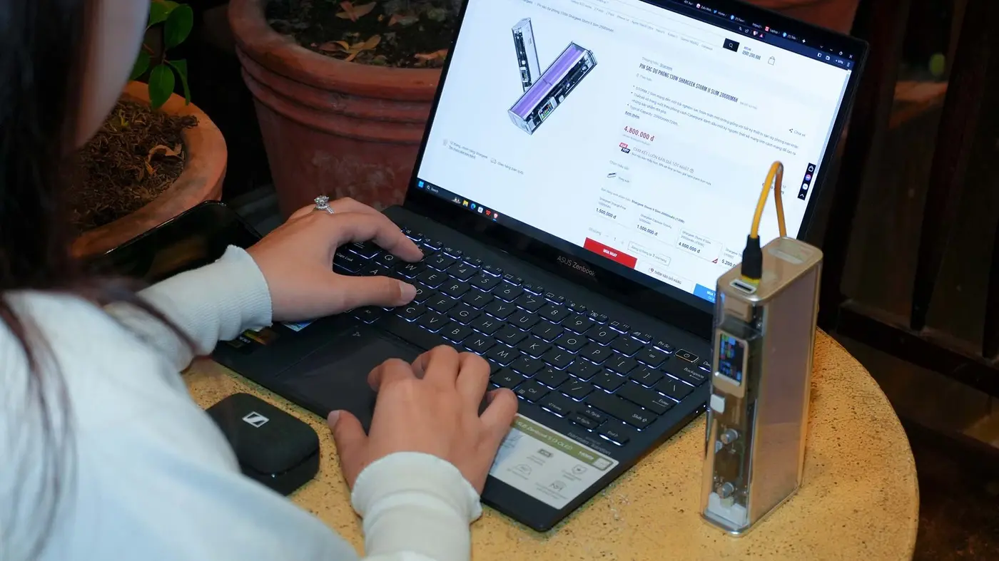 trên tay pin sạc dự phòng shargeek storm 2 slim - mỏng nhưng vẫn “khỏe”, thay thế được cell pin