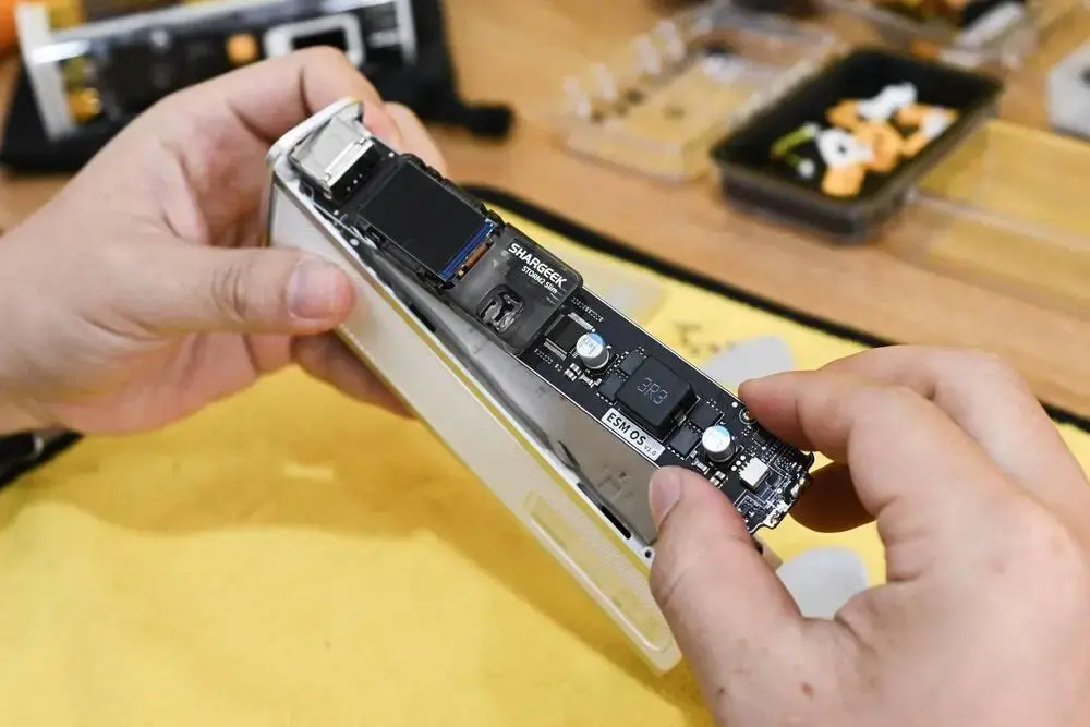 chia sẻ quá trình thay màu pin cho storm 2 slim