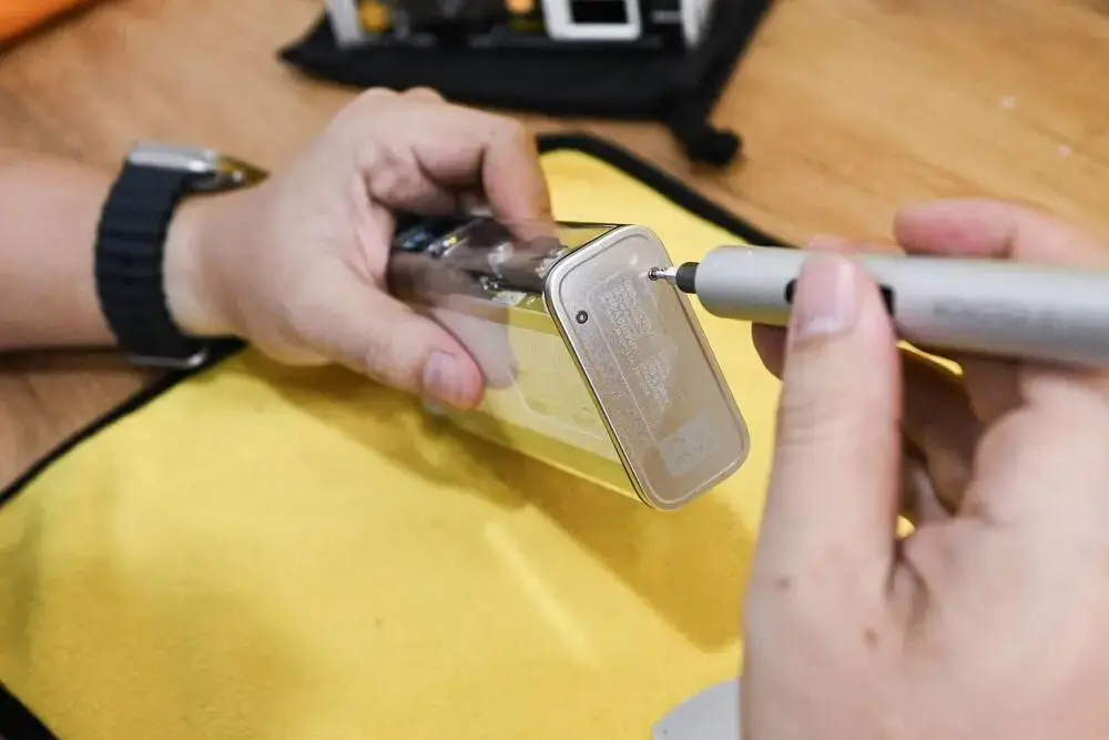 chia sẻ quá trình thay màu pin cho storm 2 slim