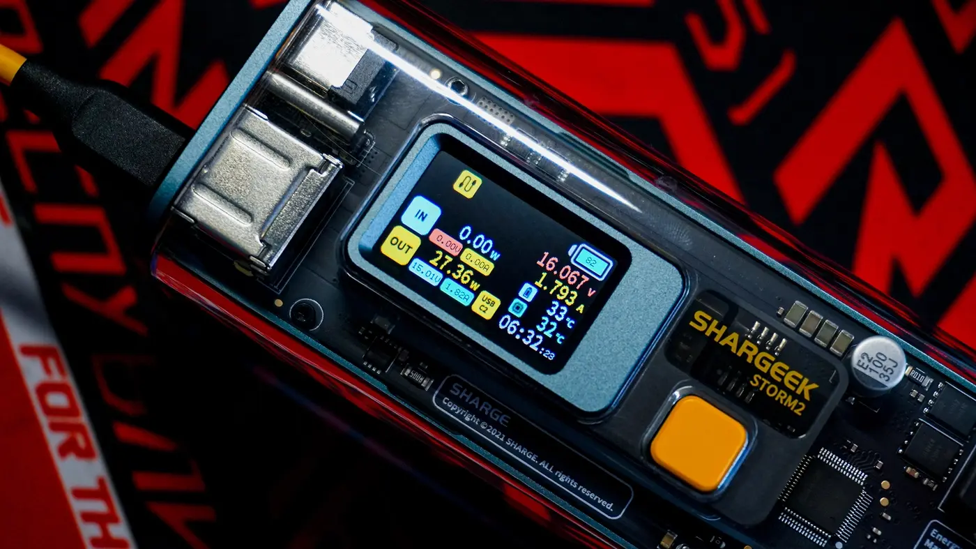 tren-tay-pin-sac-du-phong-shargeek-storm-2-10