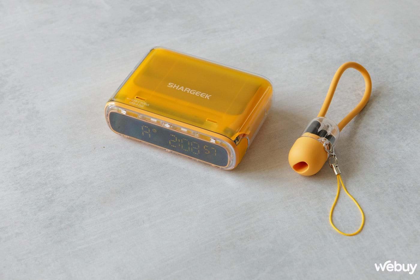 pin dự phòng 10.000mah thiết kế 2 trong 1, sạc được cả macbook