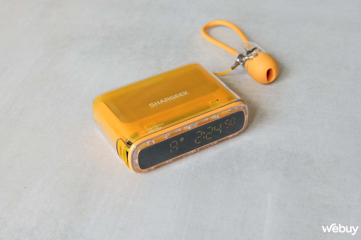 pin dự phòng 10.000mah thiết kế 2 trong 1, sạc được cả macbook