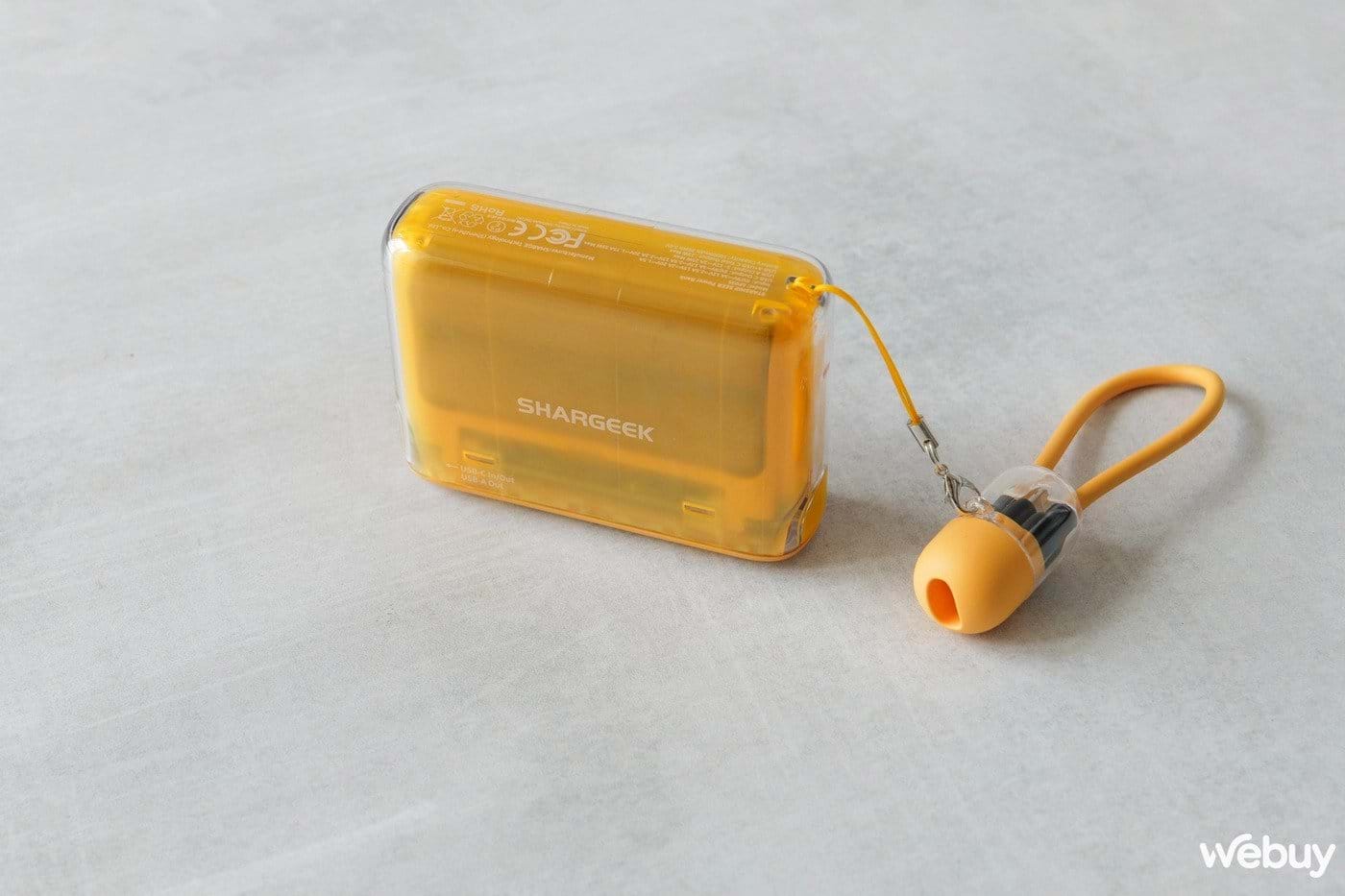 pin dự phòng 10.000mah thiết kế 2 trong 1, sạc được cả macbook