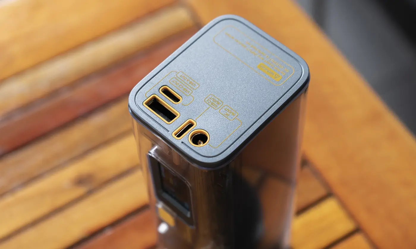 sạc dự phòng trong suốt giá 5,2 triệu đồng