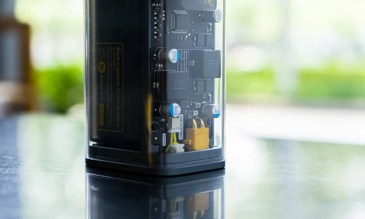 sạc dự phòng trong suốt giá 5,2 triệu đồng