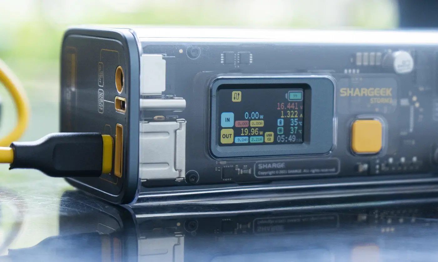 sạc dự phòng trong suốt giá 5,2 triệu đồng