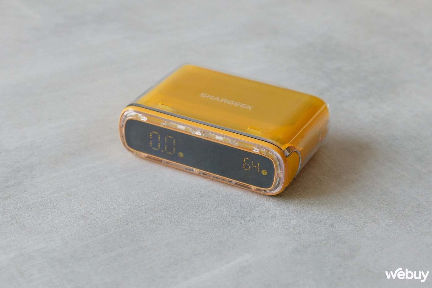 pin dự phòng 10.000mah thiết kế 2 trong 1, sạc được cả macbook