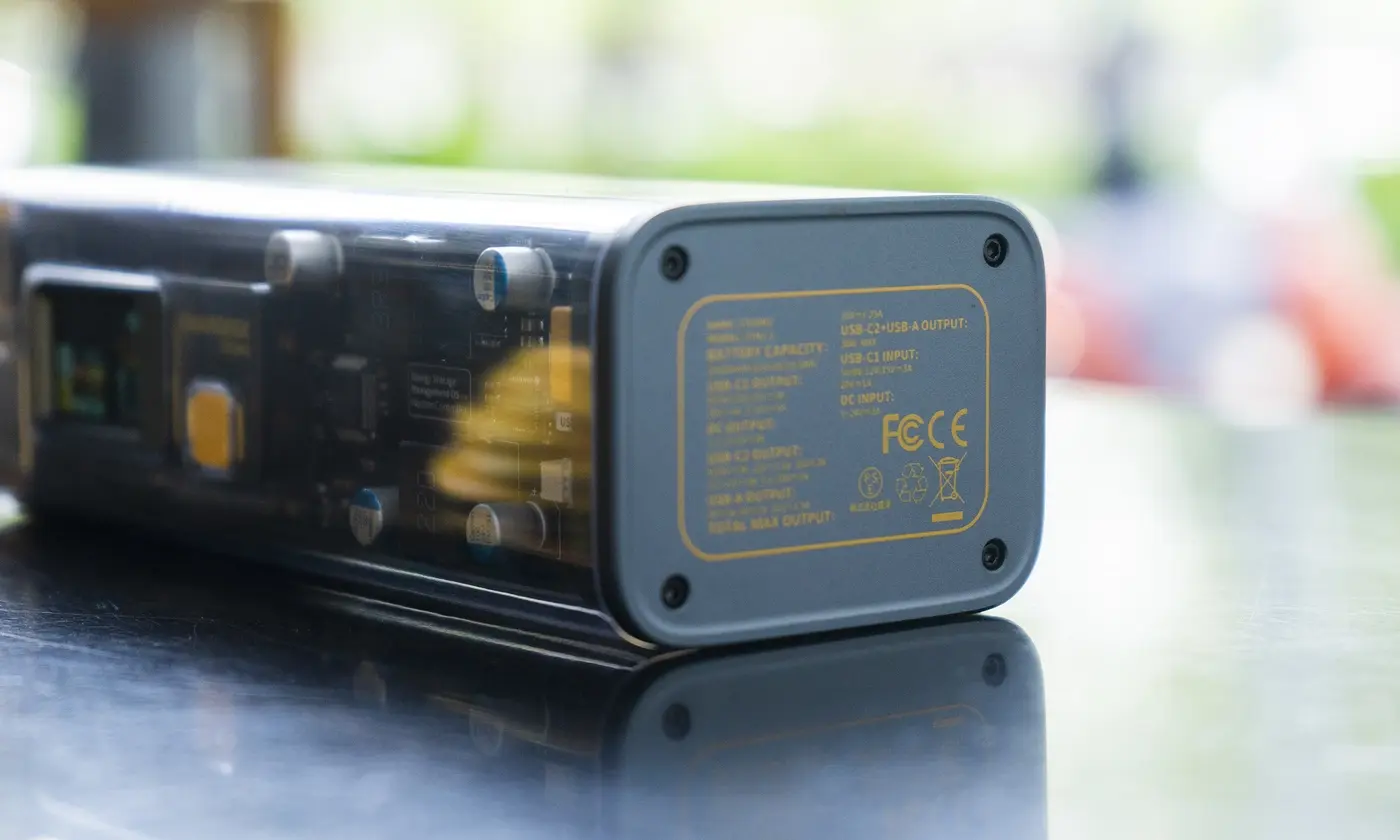 sạc dự phòng trong suốt giá 5,2 triệu đồng