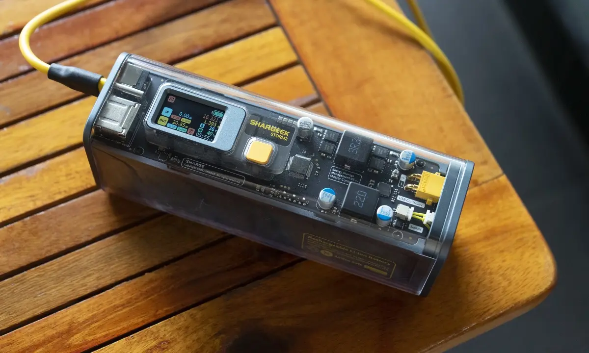 sạc dự phòng trong suốt giá 5,2 triệu đồng