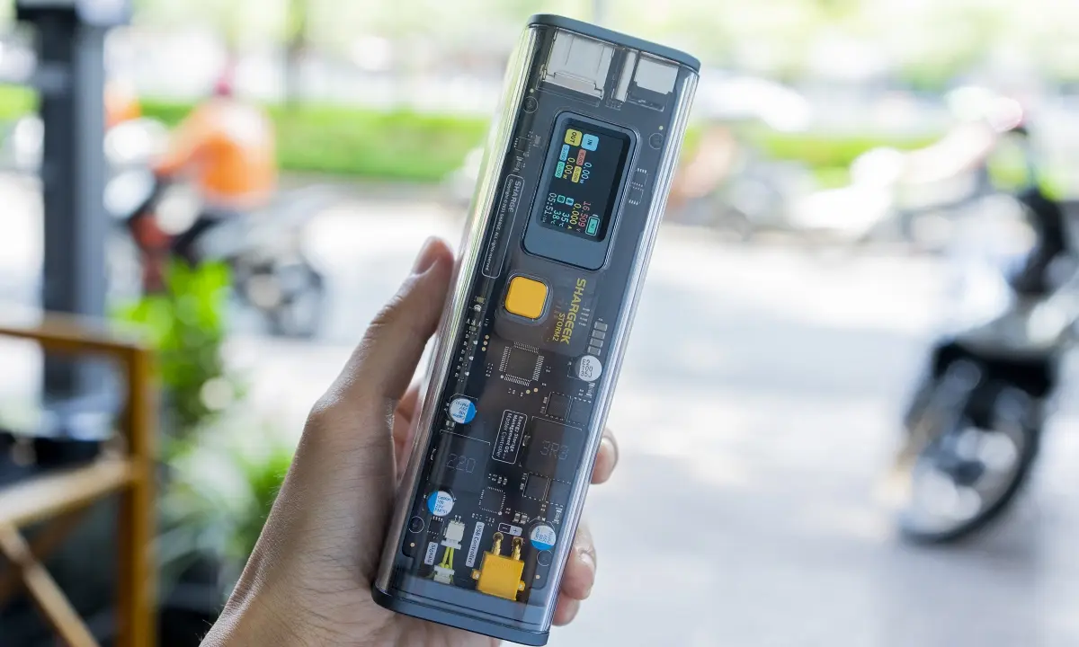 sạc dự phòng trong suốt giá 5,2 triệu đồng