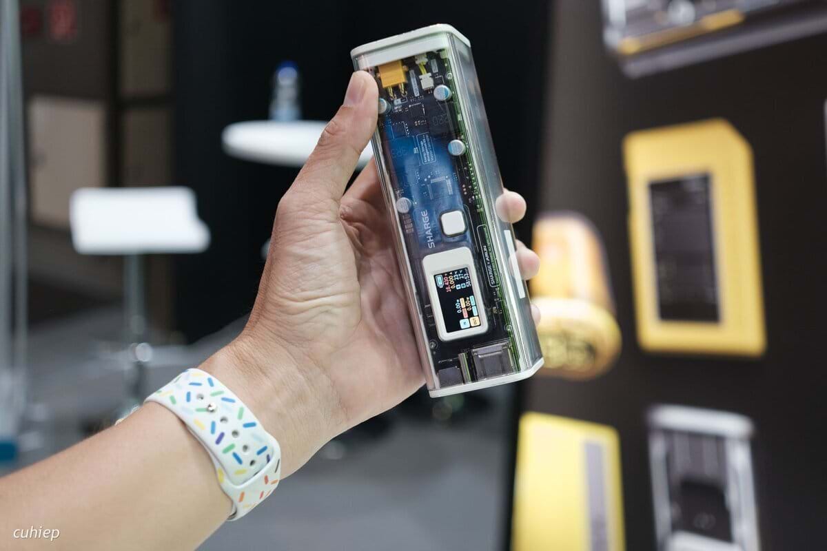 sharge trưng bày pin trong suốt và pin tích hợp quạt tản nhiệt tại triển lãm ifa23