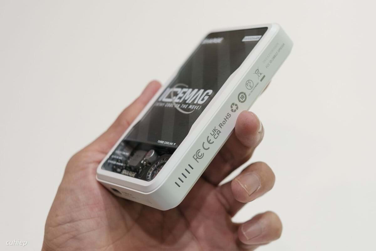 sharge trưng bày pin trong suốt và pin tích hợp quạt tản nhiệt tại triển lãm ifa23