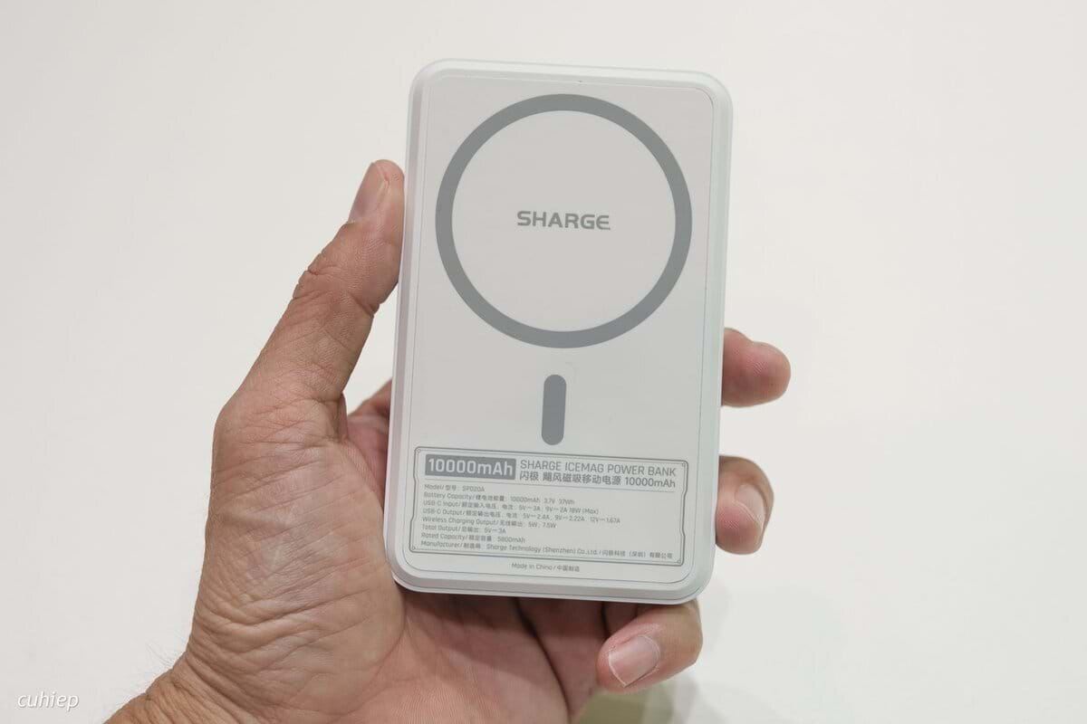 sharge trưng bày pin trong suốt và pin tích hợp quạt tản nhiệt tại triển lãm ifa23