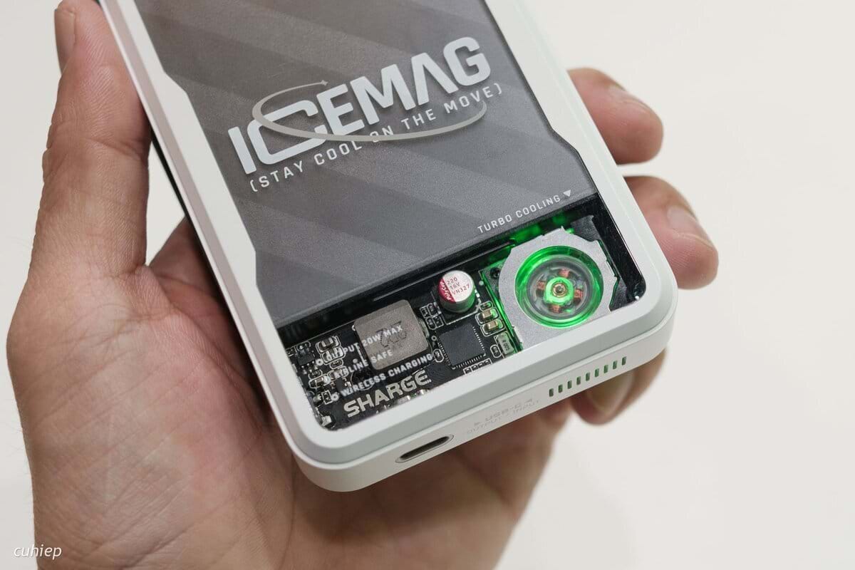 sharge trưng bày pin trong suốt và pin tích hợp quạt tản nhiệt tại triển lãm ifa23